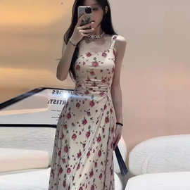 法式碎花吊带连衣裙子女夏季2024新款收腰设计感海边度假气质长裙