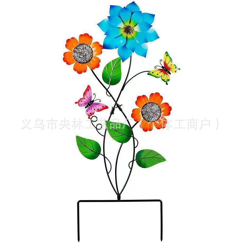 国境を越えた庭園の花、バラ、四つ葉の草、金属製の鉄工品の壁飾り、吊り下げ飾り、庭の地面に飾る置物|undefined