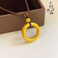 逸品の沙金祥雲如意金箍輪編みペンダント古法銅渡金アクセサリーは黄金の平安ボタンをまねて生放送します。
