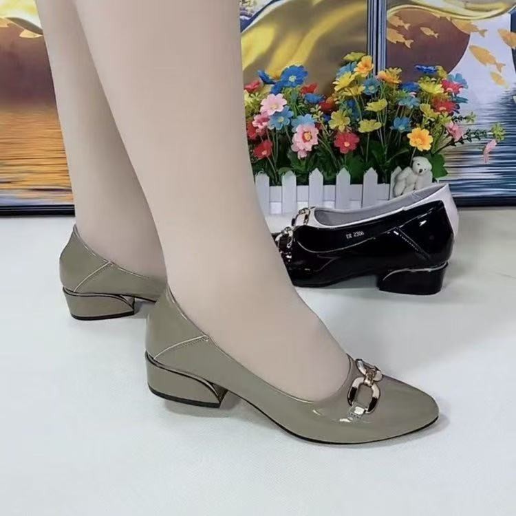 2026 primavera y verano de zapatos de mujer nuevos zapatos de piel brillante de tacones gruesos suaves zapatos de cuero pequeños cómodos de moda zapatos de madre puntiagudos