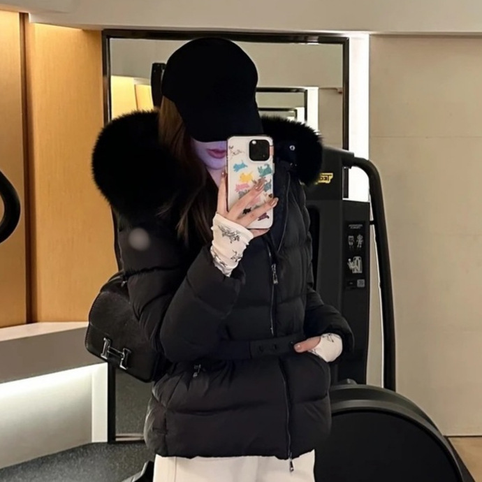 2026 New Style Moncler Fur Collar Slim Waist down Jacket with Hood, Short Women's Thickened Warm Coat 2026 New Style Moncler Fur Collar Slim Waist down Jacket with Hood, Short Women's Thickened Warm Coat