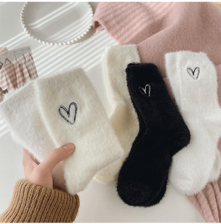 100g Weight Comfort Feel Of Sensation Women's Casual Heart Shape Nylon Embroidery Crew Socks A Pair
