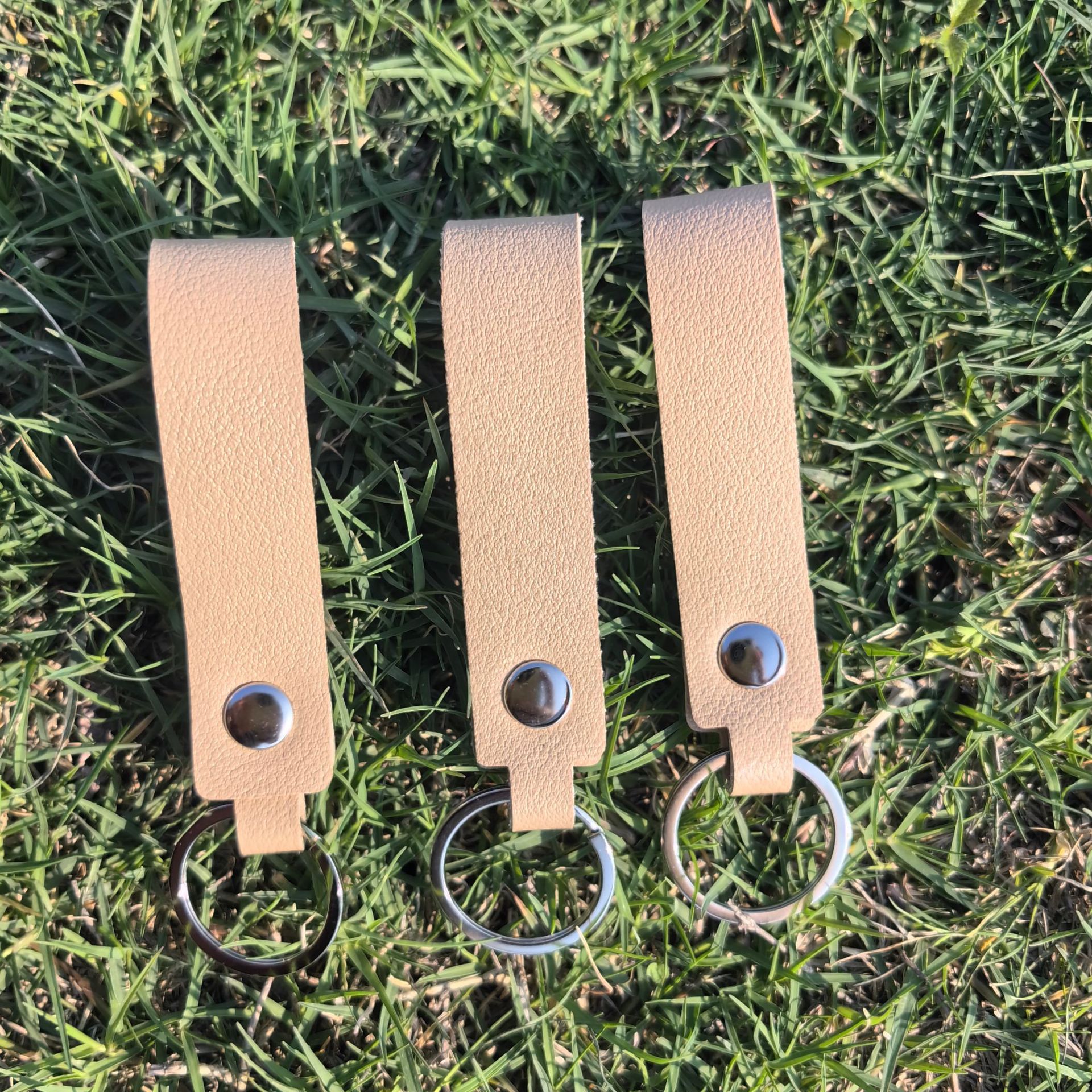 Clavera de cuero de doble cara colgante accesorios accesorios de bolsas accesorios de tendencia simple llavera de automóviles accesorios