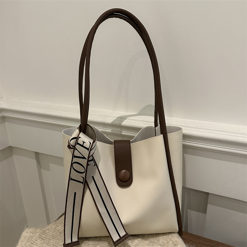 Winter capacious shoulder bag, retro one-shoulder bag
