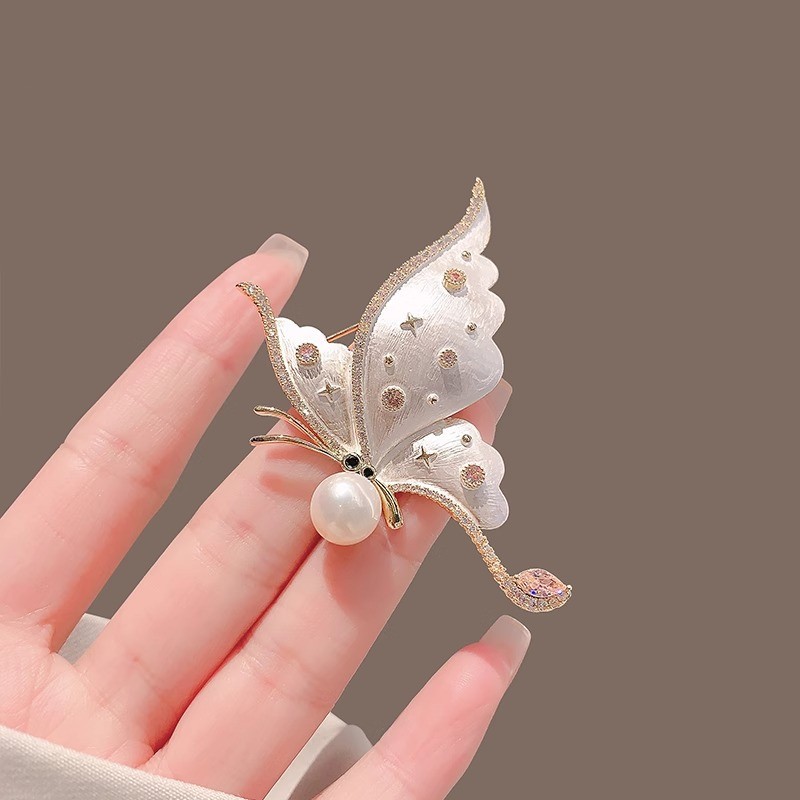 New Antique Enamel White Butterfly Brooch Insect Corsage Niche Design Pin Suit Coat Accessories