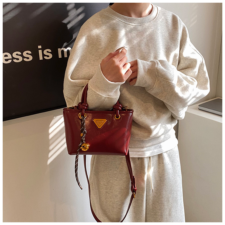 Autumn and winter fashion hand-held bucket bag for women, Korean retro and high-end style, versatile single-shoulder bag, 2024 niche casual women's bag undefined
