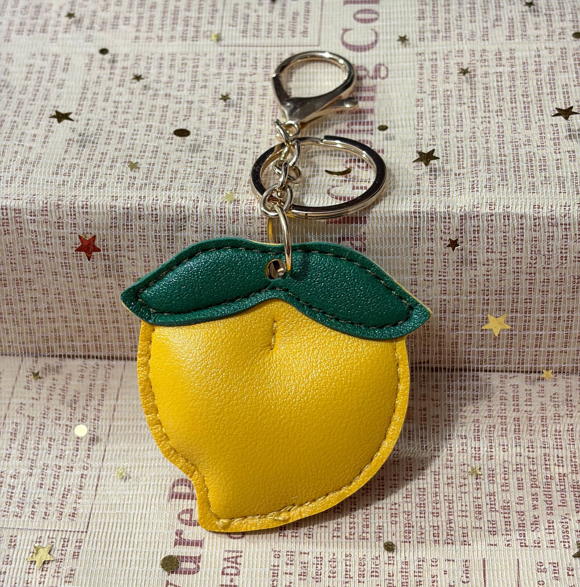 Cute estilo de fruta bolsas de cuero PU colgante llavero melocotón manzana limón decoración colgante multicolor