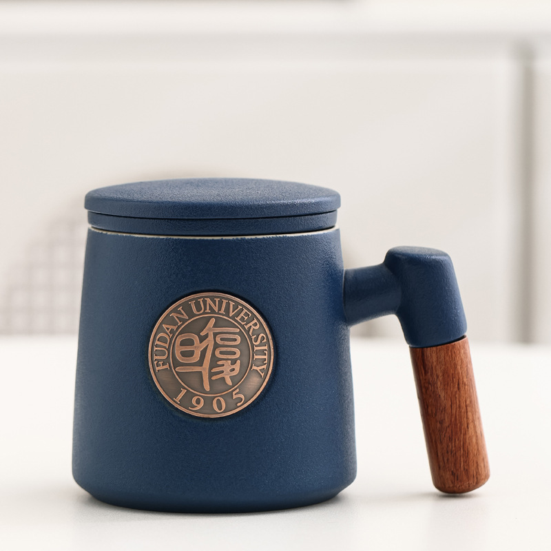 Taza de cerámica famosa escuela taza de filtro taza de marca taza de metal bronce relieve impresión LOGO taza de agua taza con tapa caja de regalo