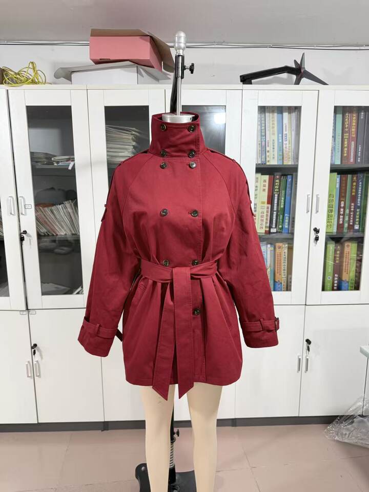 Áo khoác gió nữ dáng rộng cổ đứng hai hàng cúc có thắt lưng phong cách Âu Mỹ — Màu xám nhạt, Màu đỏ rượu chi tiết 3