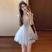 今年流行的爆款裙子法式温柔风超好看V领收腰修身连衣裙女气质夏