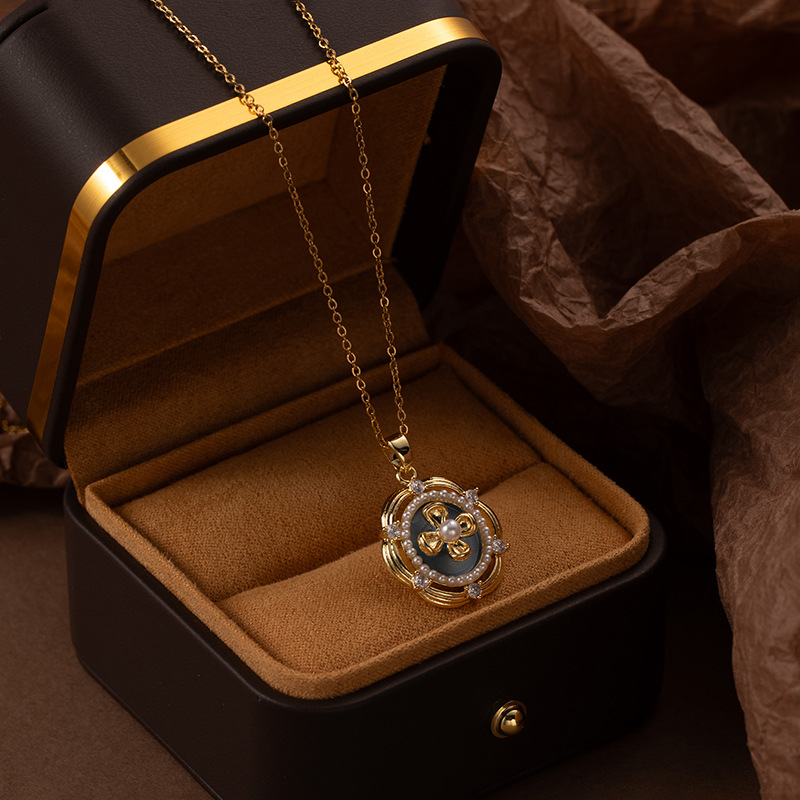 Collier pendentif rose à quatre pétales style français pour femme, design original et tendance, en acier titane effet goutte d'huile._voghion.com