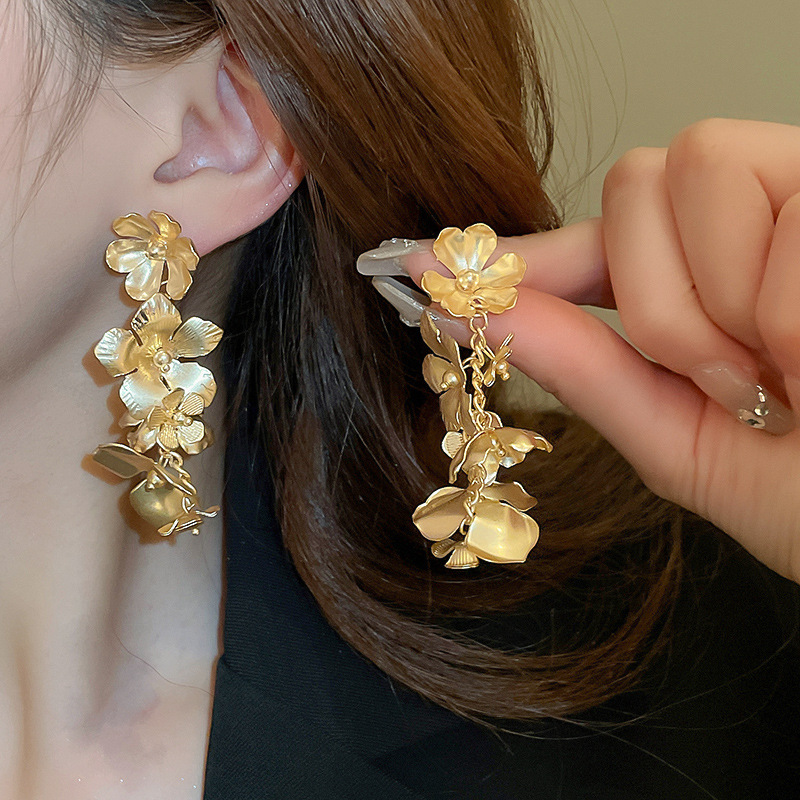 Pendientes de borla de flor de metal con aguja de plata Pendientes de temperamento de moda Pendientes exagerados de nicho europeo y americano