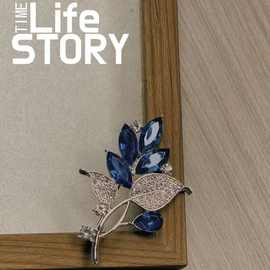 新款蓝色水晶花镶钻胸针气质轻奢风小众设计西装旗袍胸花配饰