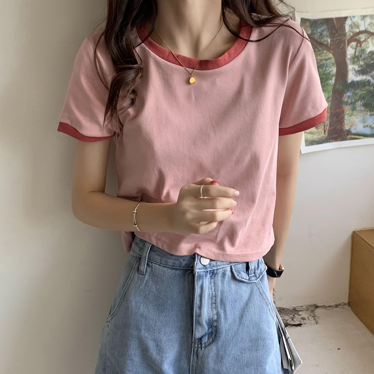 레드 칼라가있는 핑크 탑