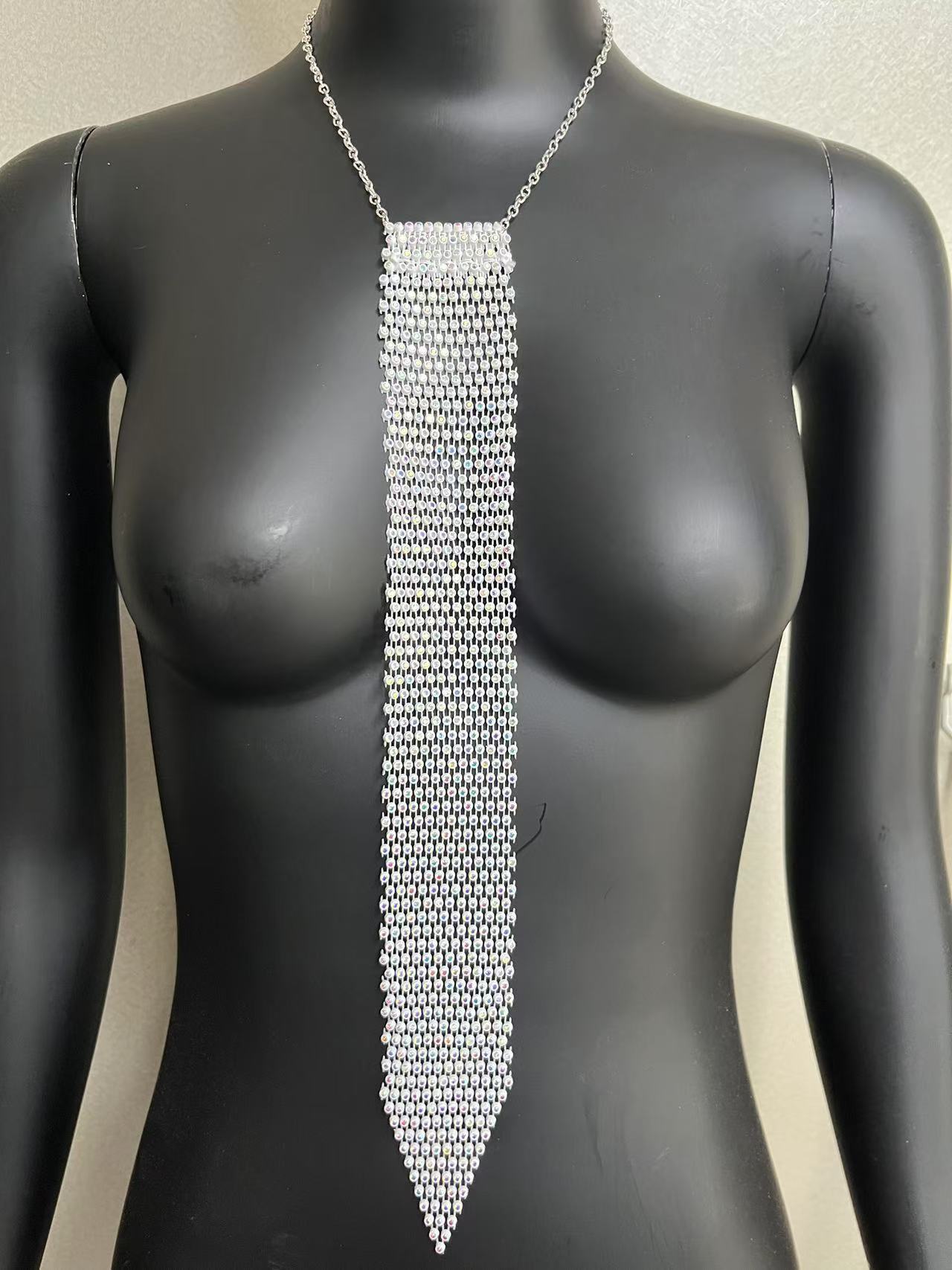 흰색 바탕에 화려한 다이아몬드