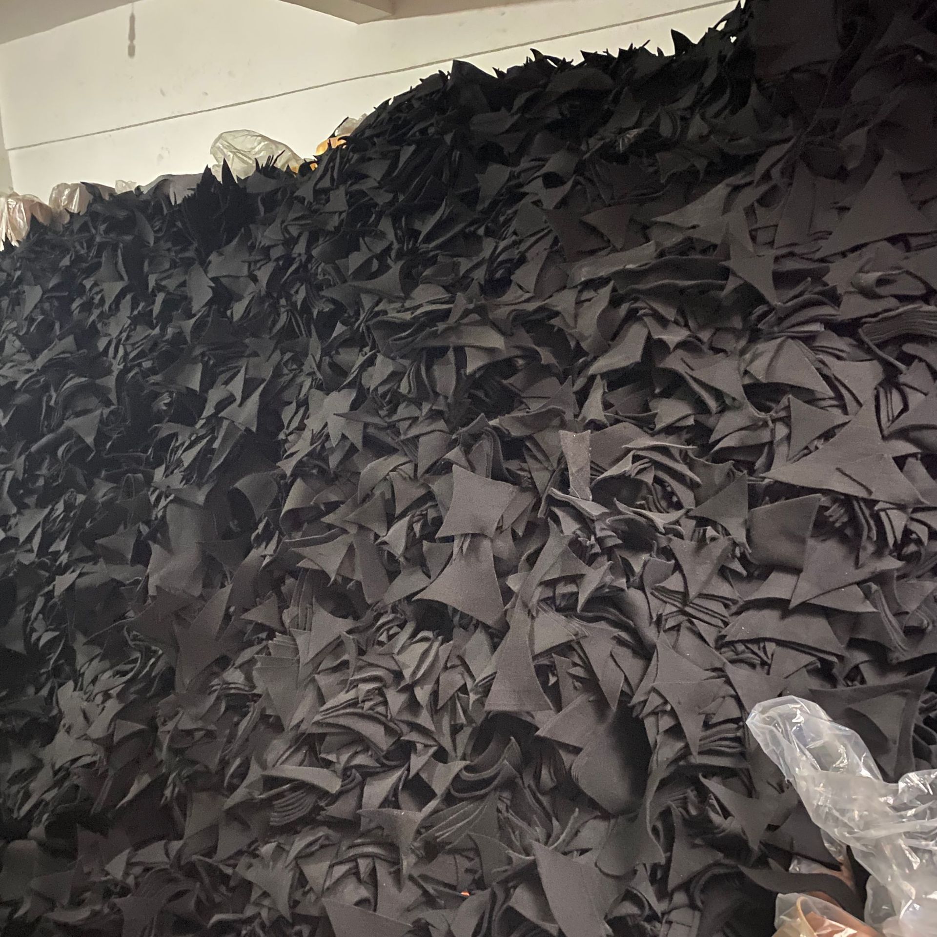 长期供应出售涤纶毛毡无纺布边角废料针刺戟绒布料可以造塑料颗粒