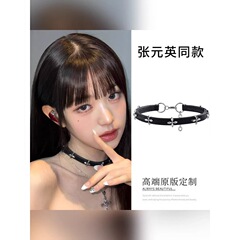 張元英は同じ黒い首輪の女性choker皮質の首の輪の個性の高級感の首の鎖の首の首輪を持ちます。