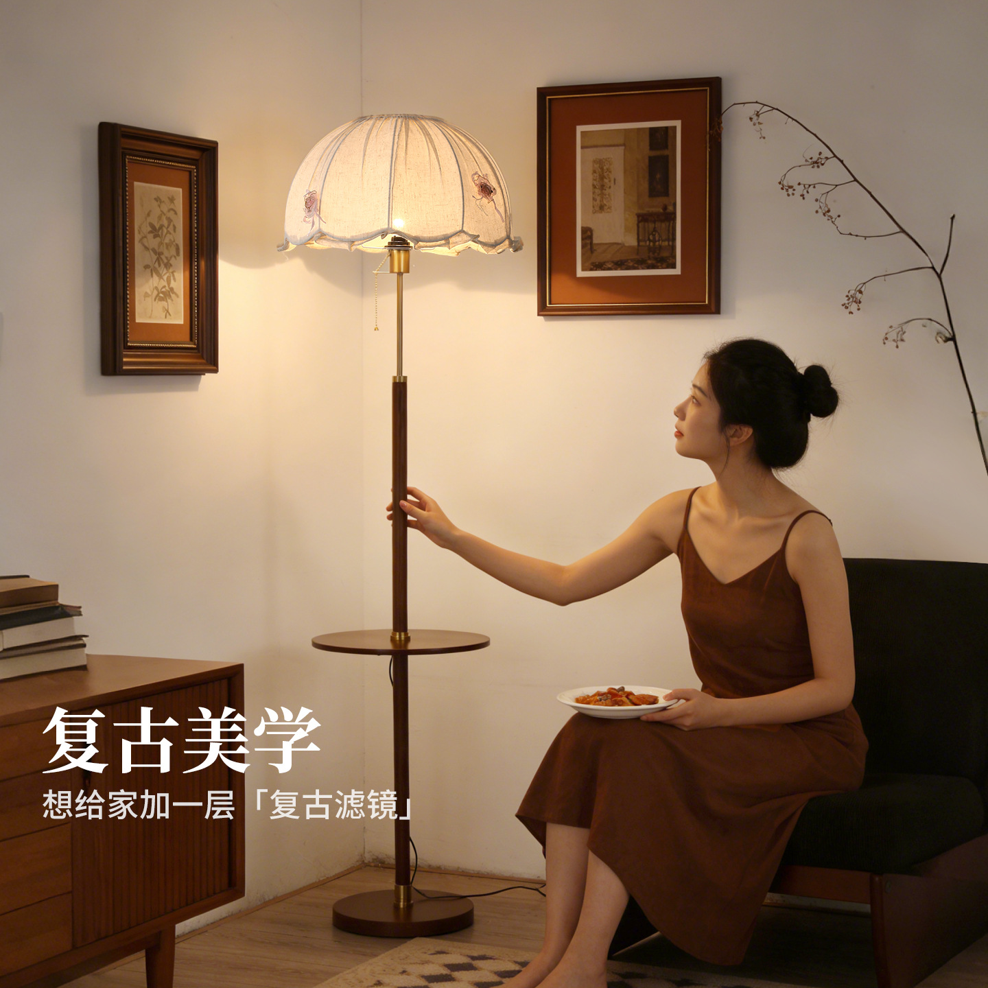 Luz de piso de estilo medieval sala de estar sofá lado estante de artículos integrado mesa de té luz de atmósfera de madera sólida dormitorio luz de cabezal de cama L002