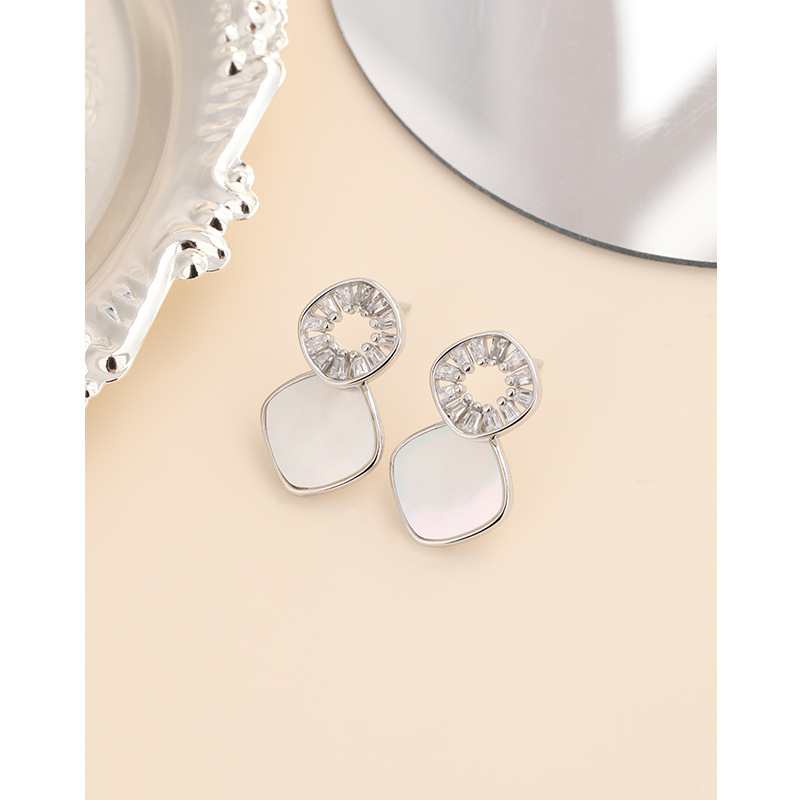Pendientes de diamantes de temperamento de alta gama Pendientes femeninos Plata de ley 925 Pendientes de concha de circón con microincrustaciones de moda de nicho