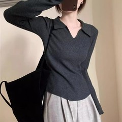 日本式の黒いセーターの女性の秋冬の基礎の金は身を修めてやせて弾力があります。