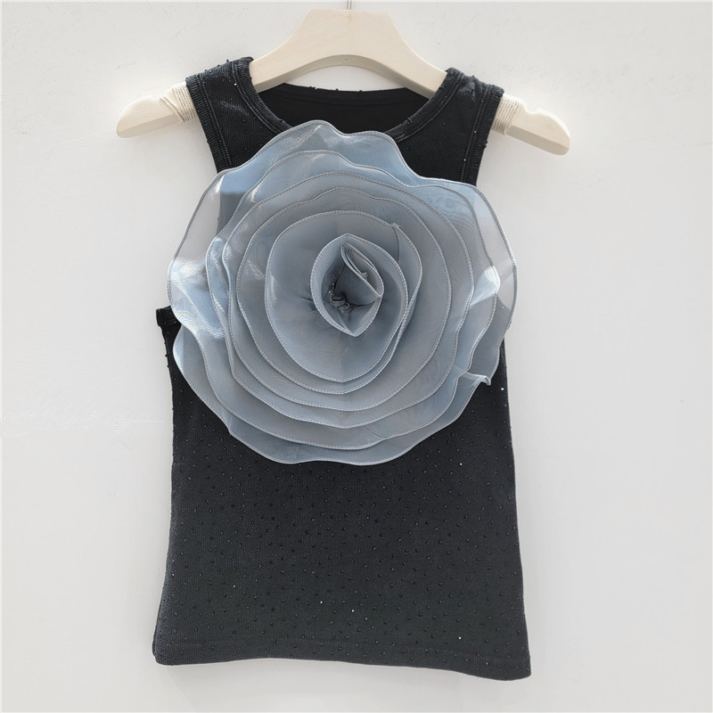 Perforación caliente con una atmósfera femenina de vacaciones chaleco de cinturón decorativo de flores tridimensionales sin mangas para el pecho con una camisa chic