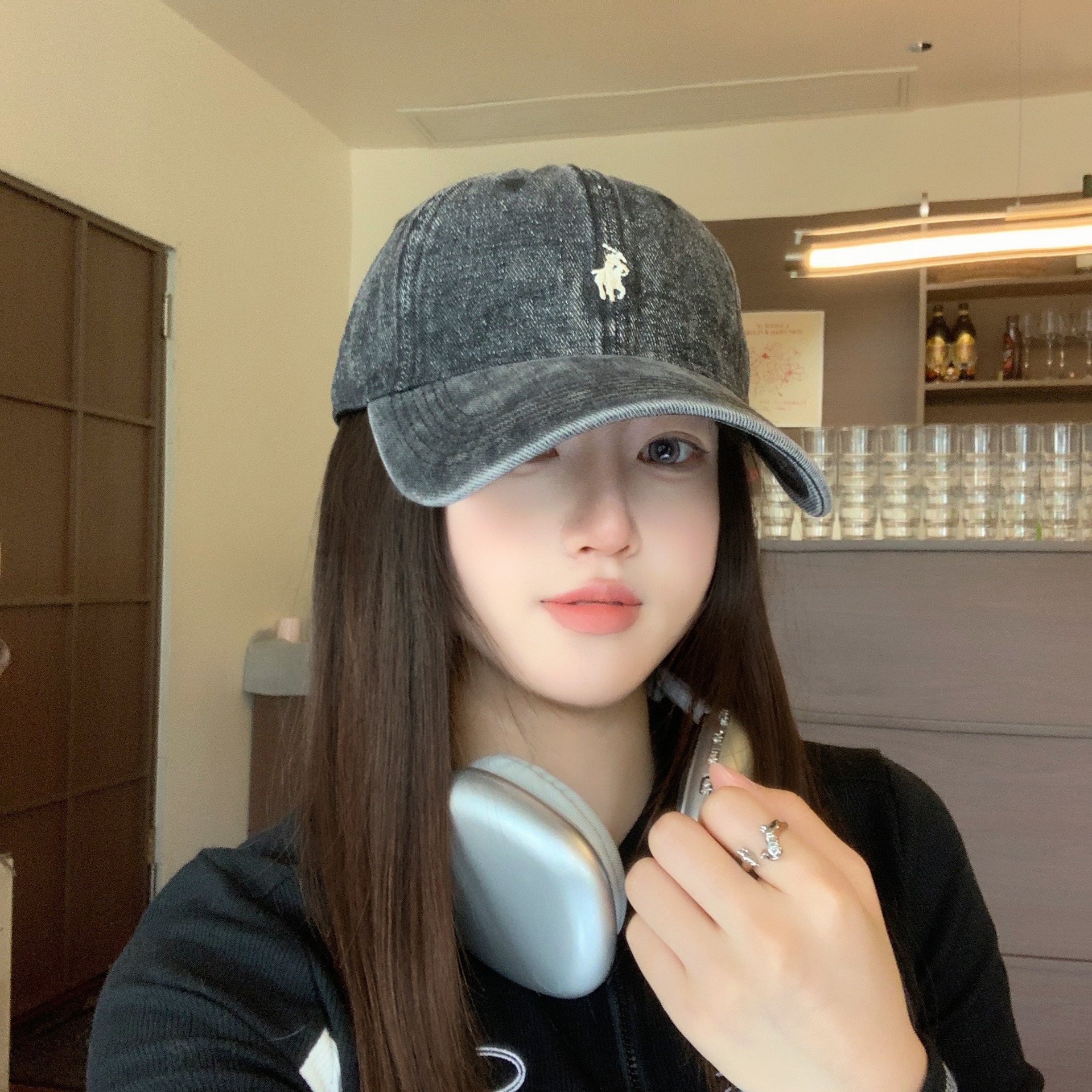 회색 바탕에 흰색 라벨