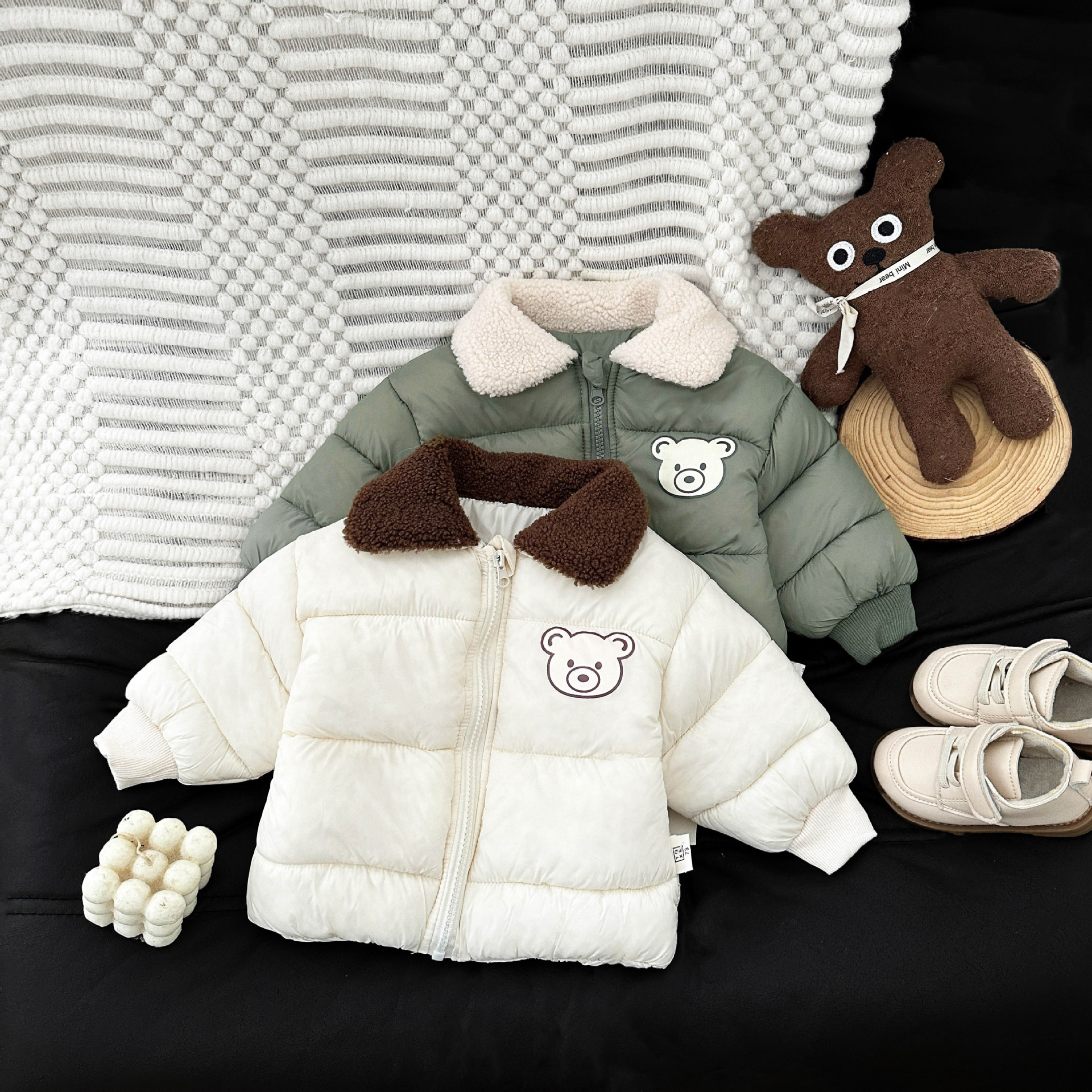 Ropa de algodón para niños otoño y invierno nuevo bebé varón relleno de algodón grueso chaqueta de solapa ropa de bebé adorable chaqueta de algodón cálida