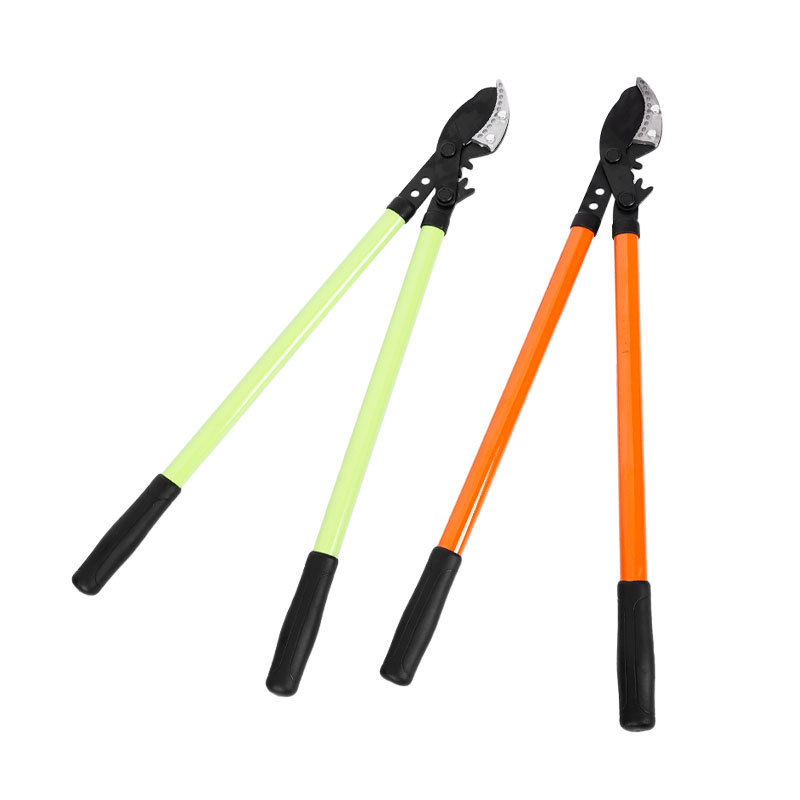 Jardín verde de corte de árboles frutales