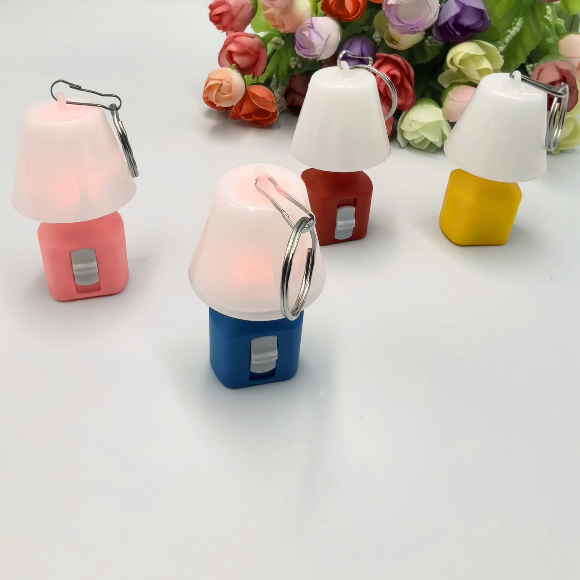 Lámpara de escritorio LED de plástico creativo transfronterizo colgante llavero juguetes para niños un pequeño regalo puede imprimir logotipo