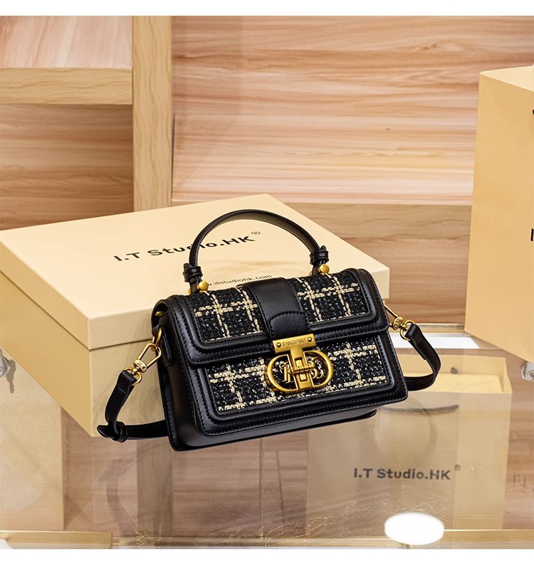 Túi xách tay da cổ điển vuông nhỏ phong cách Chanel, quai xách tay và đeo chéo — Màu đen w chi tiết 7