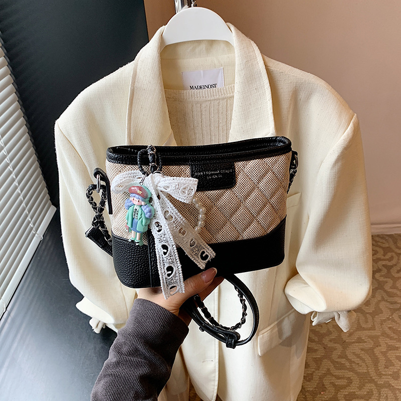 Bolsos pequeños de color de contraste populares de este año para mujer 2025 nuevo bolso de hombro de cadena de diamante bolso callejero de mensajero de todo fósforo de moda