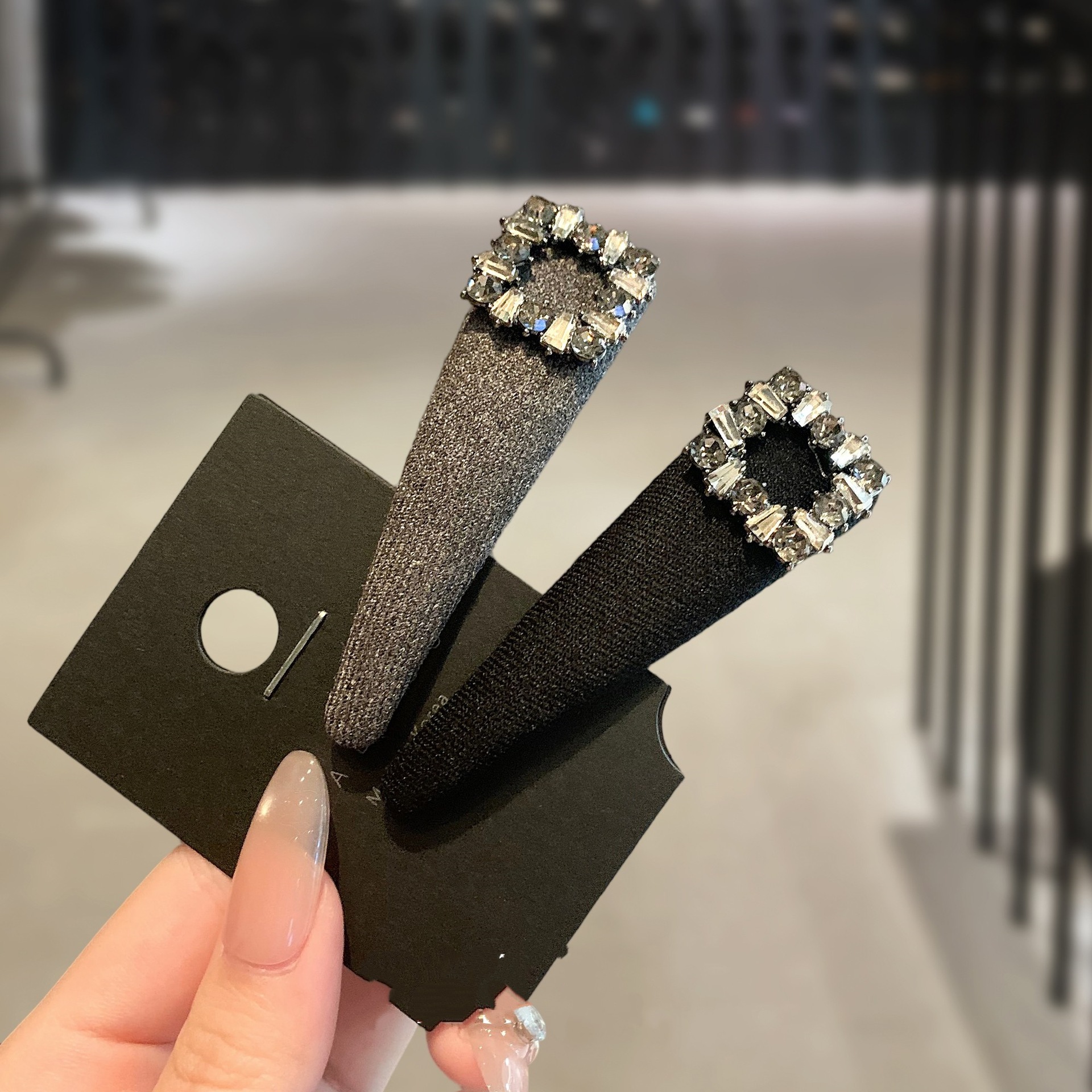 Fermaglio per capelli in tessuto con strass stile elegante_voghion.com