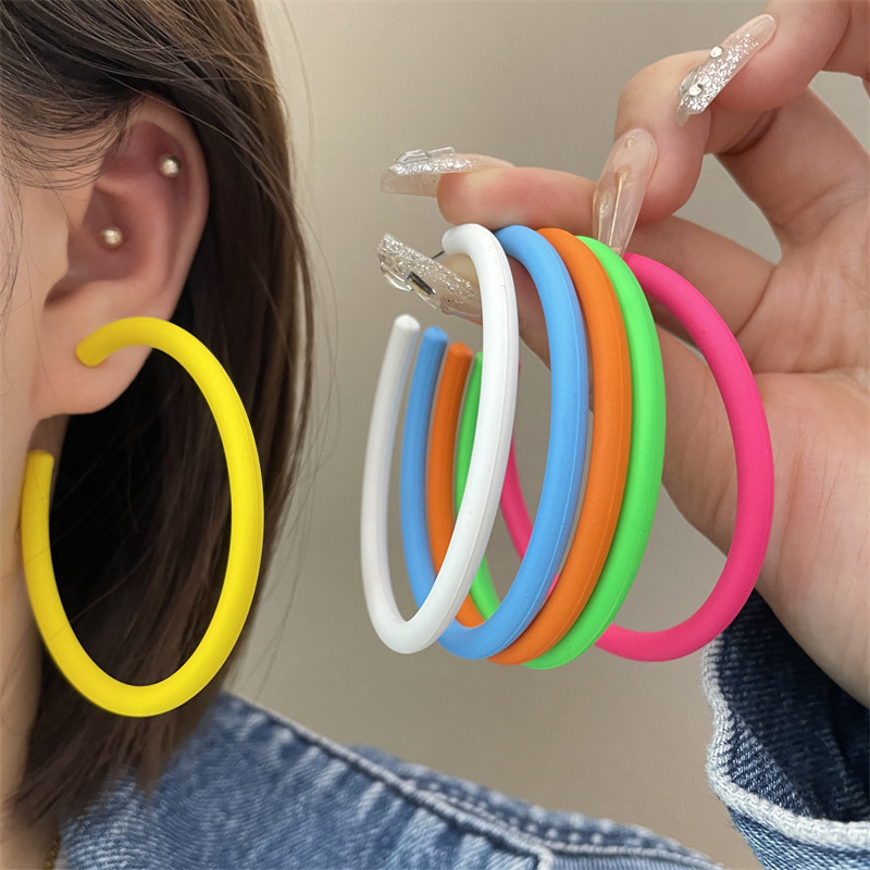 여성을위한 슈퍼 대형 서클 귀걸이 2025 새로운 캔디 컬러 C 자형 과장된 성격 귀걸이 패션 트렌드 귀걸이