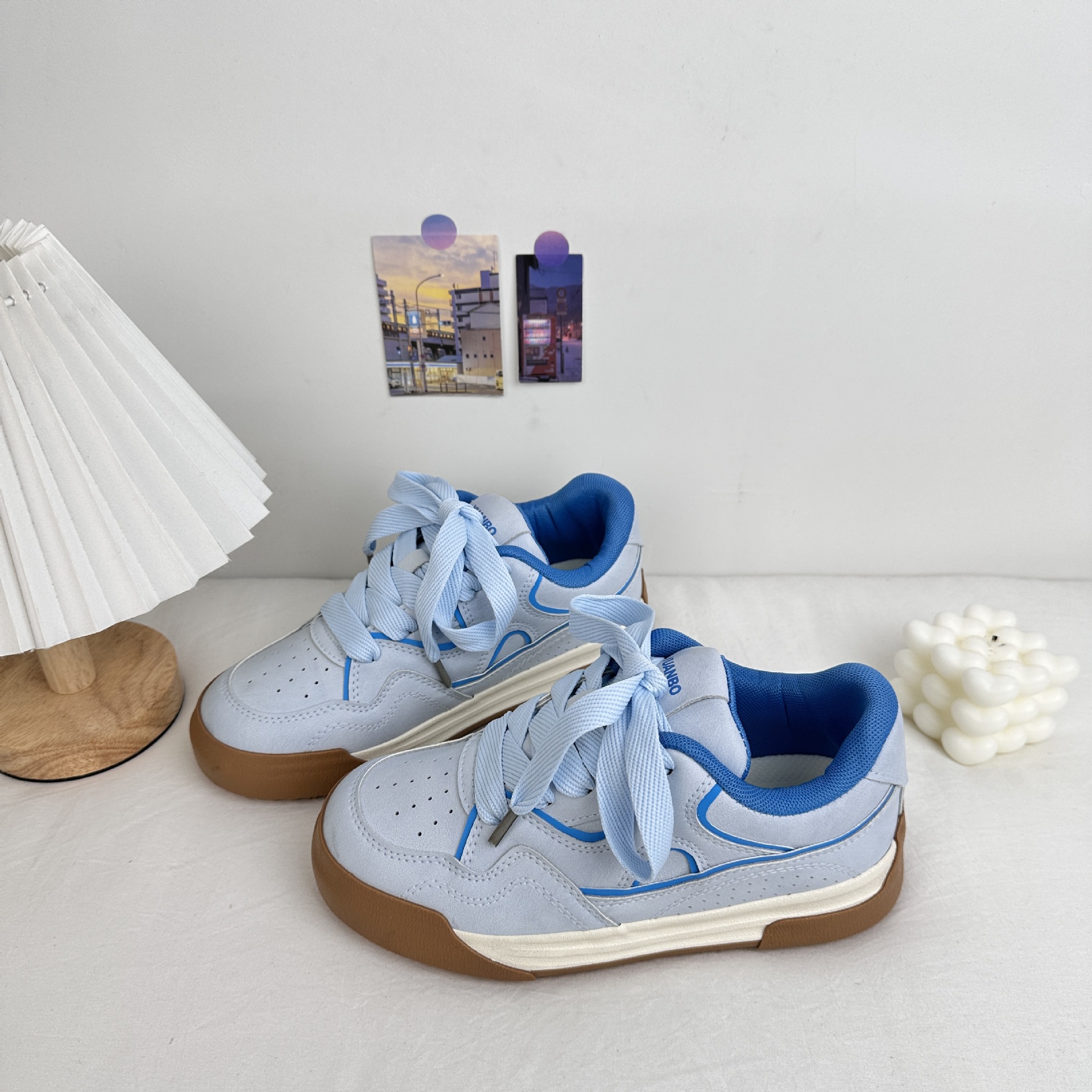 Yuanbo 2025 primavera nuevo estilo zapatos de tabla de grosor estudiantes zapatos de lona casuales de todo fósforo estilo de Hong Kong zapatos blancos pequeños