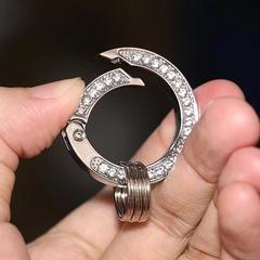 亜鉛合金の手の両面に多機能のキーホルダーをつけて、自動車の家庭用バッグのアクセサリーを掛けます。