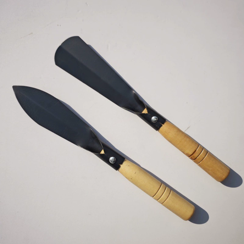 Небольшой лопатой из марганцевой стали