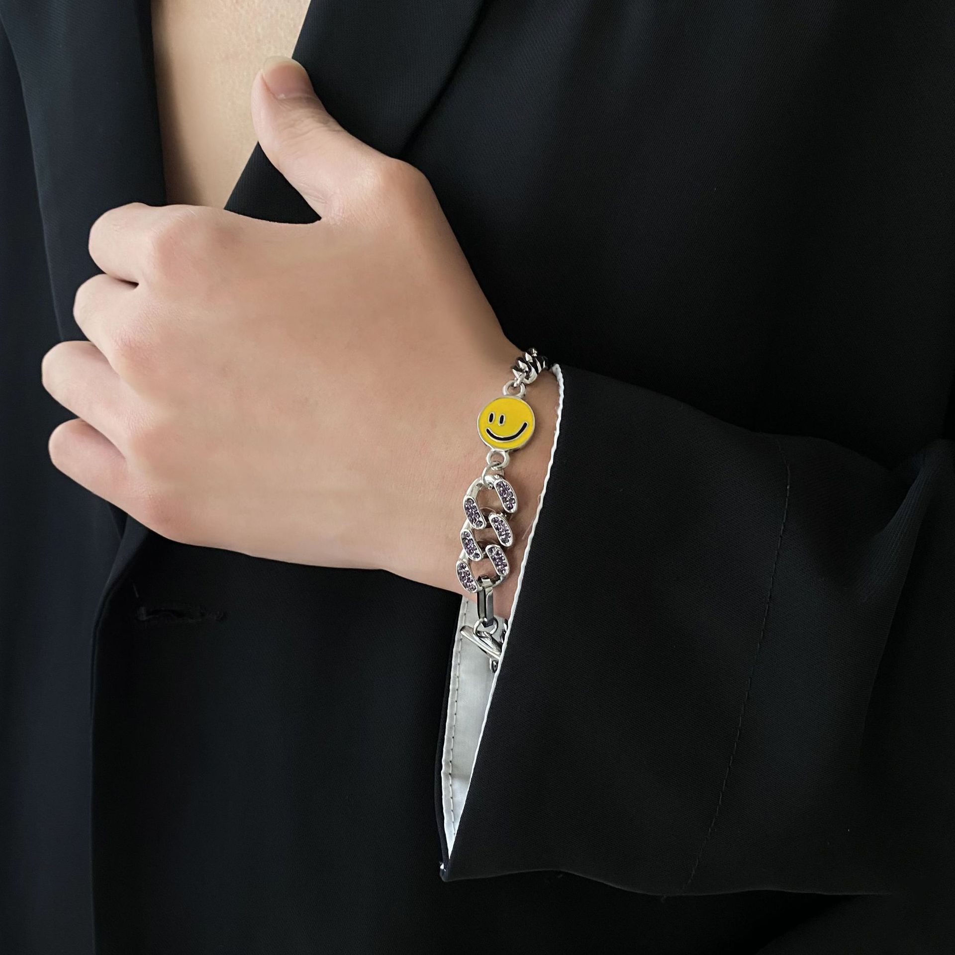 Unieke en veelzijdige unisex ketting met smileygezicht en planeetmotief, bezet met diamanten, gemaakt van titaniumstaal, in Cubaanse stijl._voghion.com