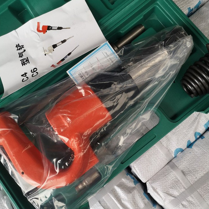 风铲，风动工具。跟风镐相似，用铲子或凿子代替钎子，用来分离岩