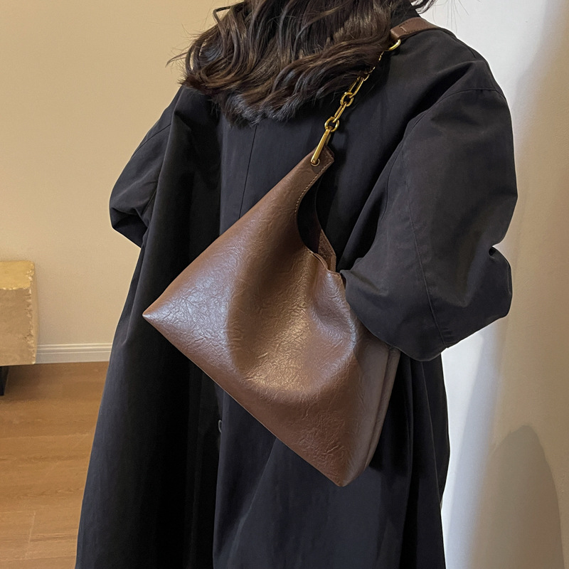 Bolsa de mano relajada coreana para mujeres 2025 nuevo retro versátil viaje bolso de hombro bolso de cubo debajo de la axila