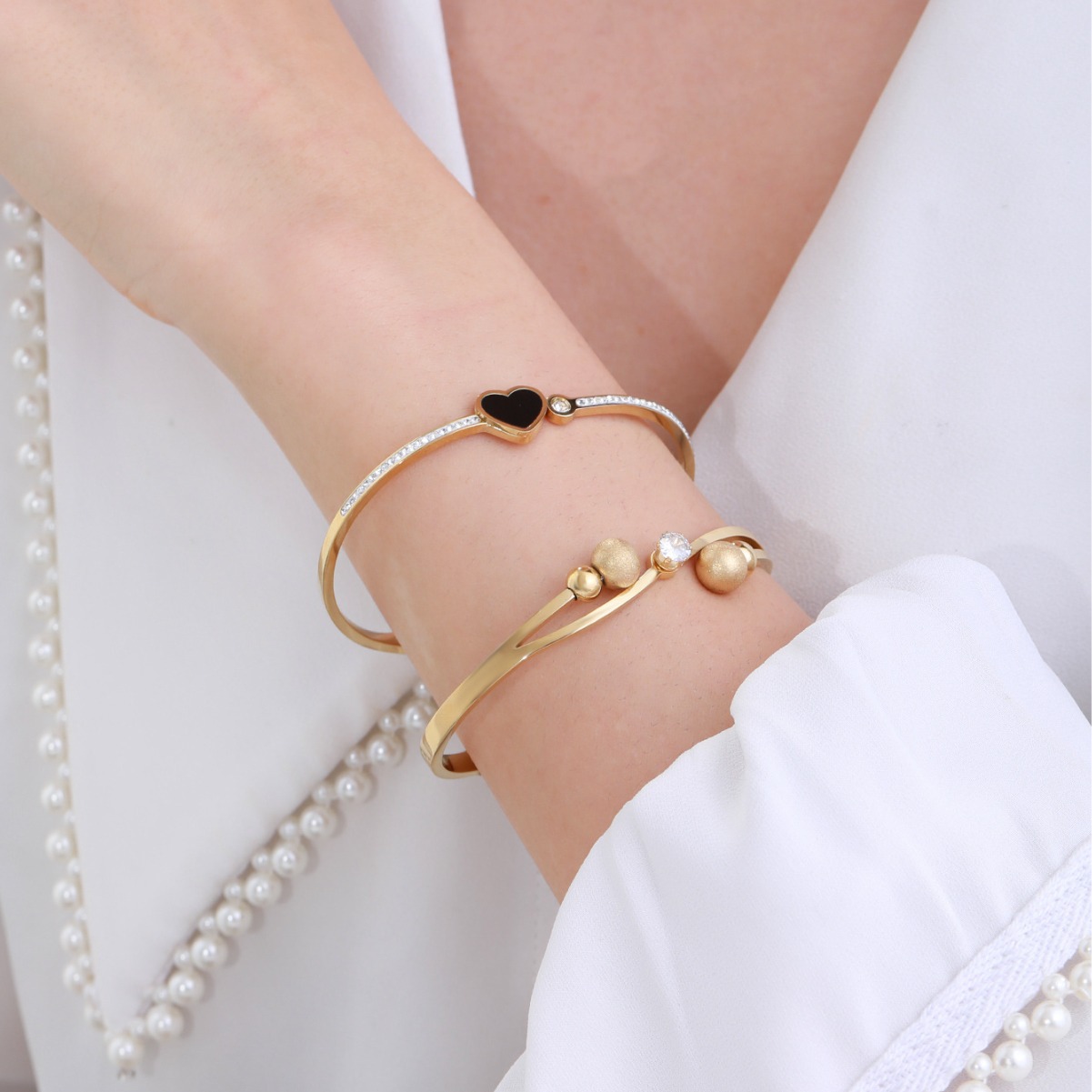 Joyería Xuping Estilo europeo y americano INS Pulsera de acero de titanio de lujo ligero Moda femenina Mariposa transfronteriza Amor Accesorios de acero inoxidable