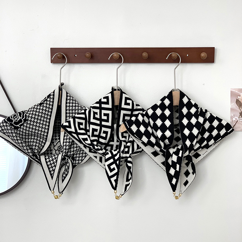 Otoño y invierno nuevo tipo de hebilla de succión de mil pájaros tejidos de doble cara toalla triangular para mujeres pequeñas bolas de oro de alto nivel de protección de cuello buñuelo