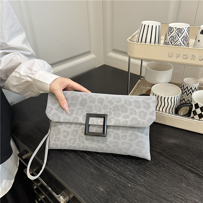 Nuevo bolso de cena de textura superior de color sólido, bolso de mano de moda casual simple y personal, sobre retro