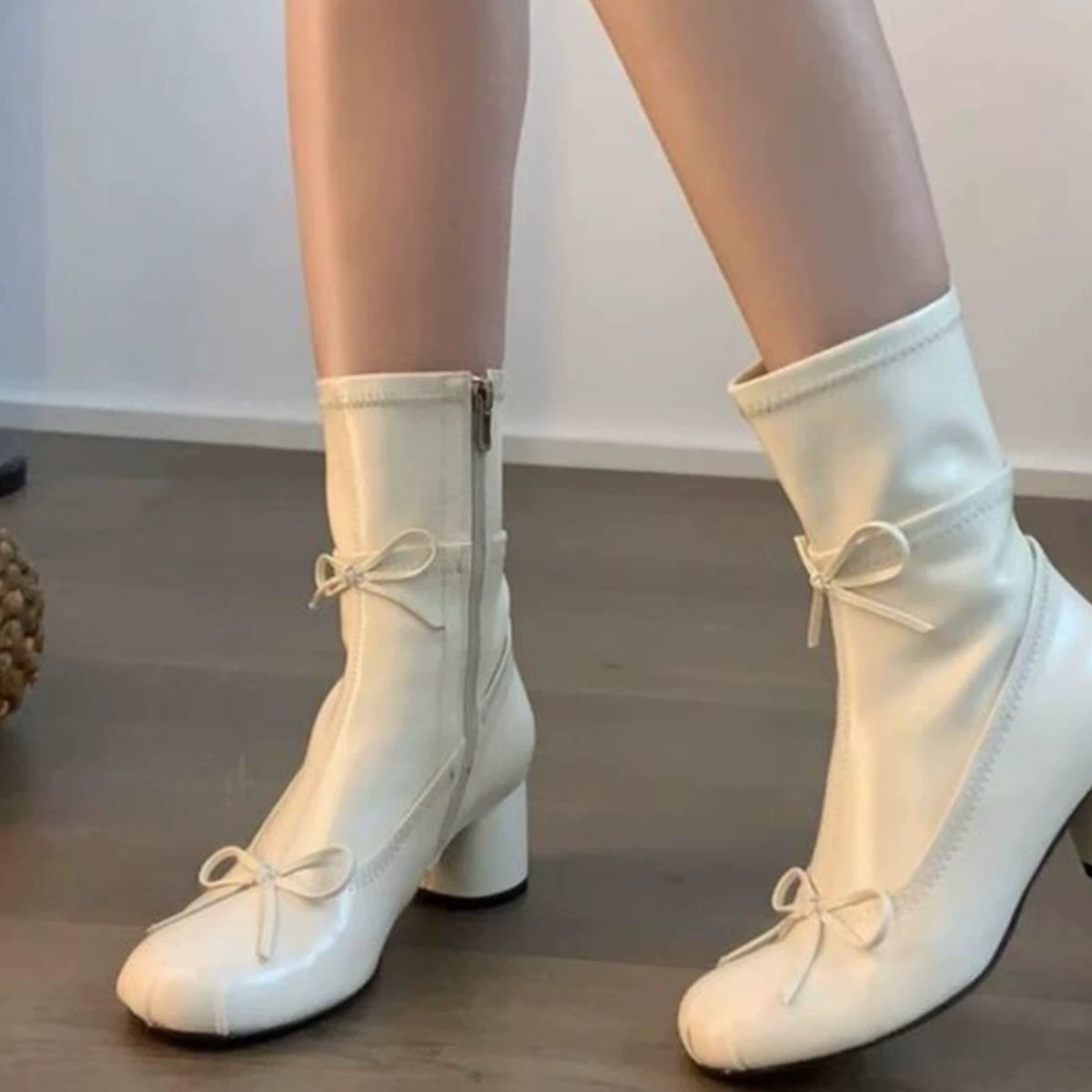 Низкие ботильоны (Martens), эластичная голень с бантом, низкий устойчивый каблук