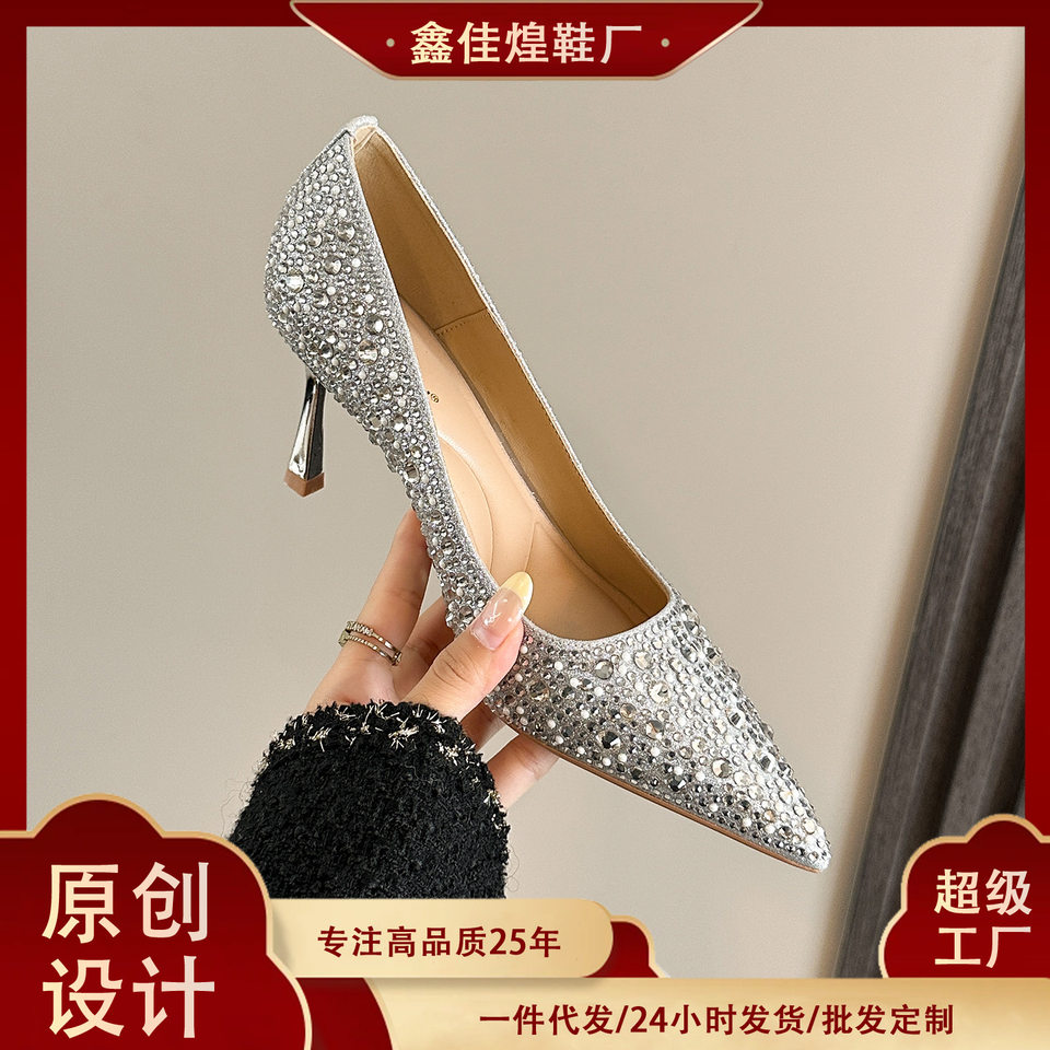 Giày cao gót nữ mũi nhọn gót 6–8 cm đính đá và ngọc trai, giày cưới cô dâu thanh lịch — Champagne màu, bạc