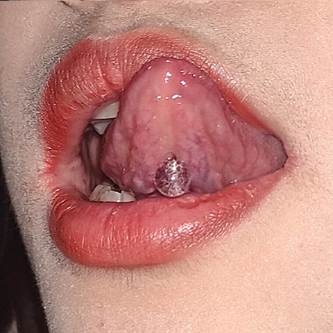 16G labret stud size and finish detail
