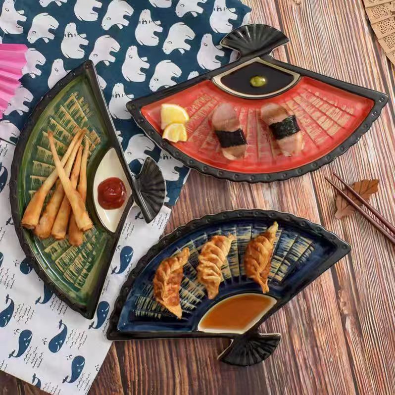 日本式の陶磁器のギョーザの蒸し餃子はエビの軽食のアイデアのお菓子の皿を蒸します。|undefined