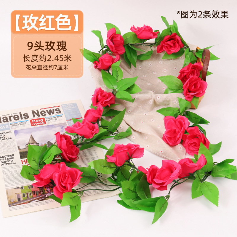 Simulación de flores falsas rosas de caña colgando la pared tubería de drenaje envuelta hoja verde que cubre la parte superior de la decoración de boda de plástico