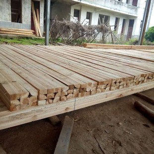 Fir Square Material from Hunan Local Construction Sites. Fir Square Manufacturers Cut the Material According to Specifications and Sizes, Making It Straight and Not Easy to Break