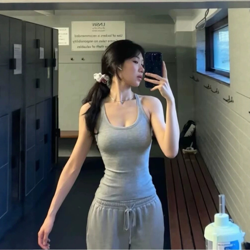 Lulu-style simple slim-fit U-neck sports tank top for women, with chest pads and straps, 2026 spring dopamine top Lulu-style simple slim-fit U-neck sports tank top for women, with chest pads and straps, 2026 spring dopamine top