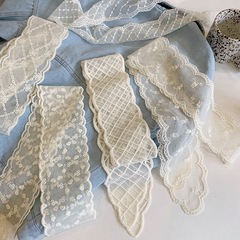 超仙レースのヘアバンドの女性は長条の蝶結びの髪ひもの森系の甘い髪を縛って長いスカーフのひもを持っています。